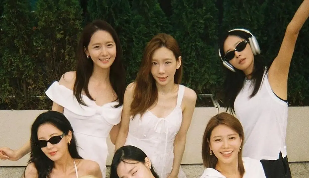 Di momen ini, penampilan Yuri menjadi sorotan. Ia tampil simpel mengenakan tank top putih dan celana pendek hitam, bergaya paling sporty dan kasual di antara member lainnya. [Foto: Instagram/grapevine.mag]