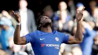Pemain Chelsea Michy Batshuayi merayakan gol kedua untuk timnya saat pertandingan melawan Watford di stadion Stamford Bridge di London (21/10). Michy Batshuayi  berhasil menyumbang dua gol untuk Chelsea. (AP/Matt Dunham)