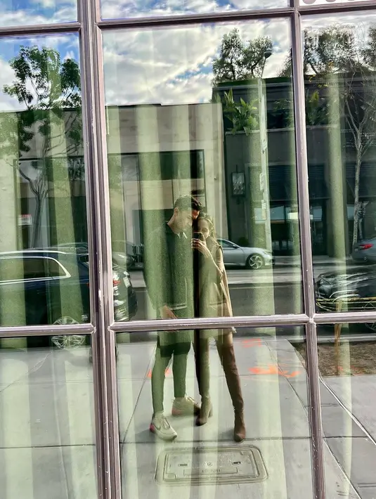 Mereka juga sama seperti orang kebanyakan, nih. Foto OOTD di cermin bangunan.[@claurakiehl]