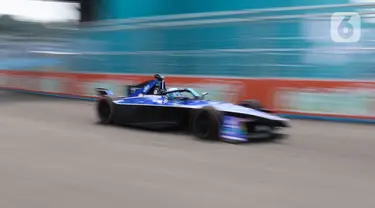 Pembalap tim Maserati MSG Racing, Maximilian Gunther  melaju saat kualifikasi seri kesebelas balapan Formula E 2023 Jakarta di Jakarta International E-Prix Circuit (JIEC), Jakarta, Minggu (4/6/2023). (Liputan6.com/Herman Zakharia)