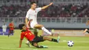 <p>Pemain Timnas Timor Leste U-19, Carol Waitilia Moreira (bawah) melakukan tekel terhadap pemain Timnas Indonesia U-19 Jens Raven pada laga matchday ketiga Grup A Piala AFF U-19 di Stadion Gelora Bung Tomo, Surabaya. Selasa (23/7/2024). (Bola.com/Aditya Wany)</p>