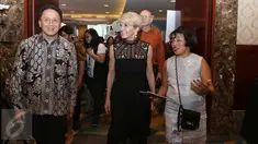 Kepala Badan Ekonomi Kreatif, Triawan Munaf  mendampingi Menlu Australia, Julie Bishop menghadiri Jakarta Fashion Week 2017 di Jakarta, Rabu (26/10). Dalam kunjungannya Julia Bishop melihat karya-karya desainer Indonesia. (Liputan6.com/Gempur M Surya)