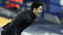 Pelatih Arsenal, Mikel Arteta, memberikan arahan kepada anak asuhnya saat melawan Everton pada laga Liga Inggris di Stadion Goodison Park, Minggu (20/12/2020). Everton menang 2-1 atas Arsenal. (AFP/Peter Powell, Pool)