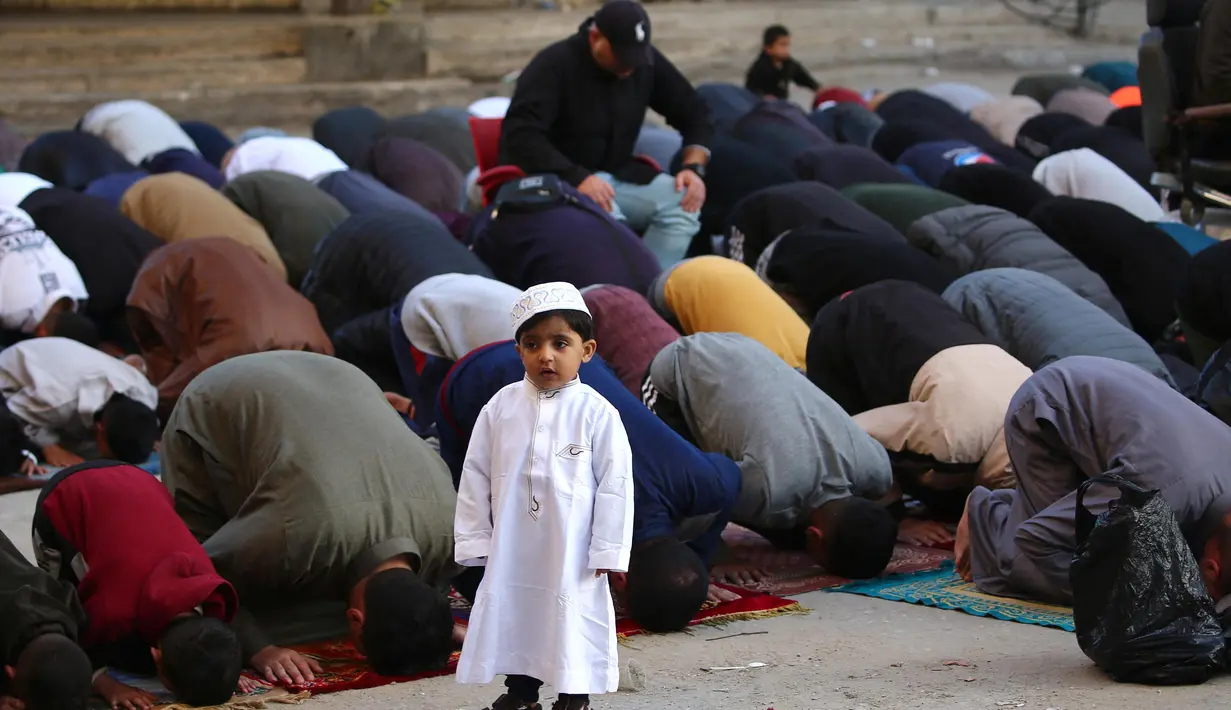 Sheikh Mohammed Hussein, Mufti Besar Yerusalem dan Palestina, secara resmi mengumumkan bahwa Minggu 30 Maret 2025 merupakan hari pertama Idul Fitri 1446 Hijriah. (Eyad BABA/AFP)