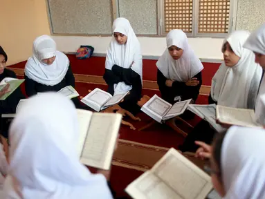 Sejumlah murid membaca kitab suci Alquran saat bulan suci Ramadan di sebuah sekolah di Benghazi, Libya, 5 Juli 2015. (REUTERS/Esam Al - Omran Fetori)