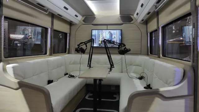 Bus Milik Oppal Ini Bisa untuk Studio Podcast Berjalan (Arief A/Liputan6.com)