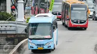 Tarif Bus Kota Terintegrasi Busway (BKTB) dengan Rute PIK-Monas turun harga, Jakarta, Senin (4/1/2016). Tarif BKTB yang semula Rp 6.000 turun menjadi Rp 3.500. (Liputan6.com/Yoppy Renato)