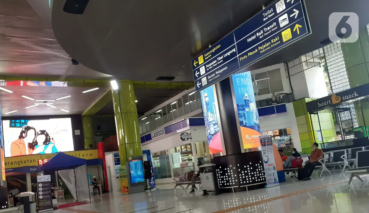 Calon penumpang KA duduk di ruang tunggu keberangkatan Stasiun Gambir, Jakarta, Jumat (27/3/2020). PT Kereta Api Indonesia (Persero) membatalkan sejumlah jadwal perjalanan menyusul meluasnya penyebaran virus corona, pembatalan itu dilakukan mulai 26 Maret 2020. (Liputan6.com/Helmi Fithriansyah)