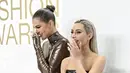 Khloe Kardashian dan Kim Kardashian tertawa saat menghadiri CFDA Fashion Awards di Cipriani South Street di New York pada Senin, 7 November 2022. Kim dan Khloe  tampak bersenang-senang di acara tersebut. (Photo by Evan Agostini/Invision/AP)