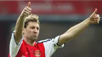 4. Tony Adams - Adams merupakan kapten Arsenal yang fantastis dengan raihan banyak gelar bersama Meriam London. Dia merupakan bek yang tangguh dan tidak mengenal kompromi dalam menjaga lini pertahanan. (AFP/Adrian Dennis)