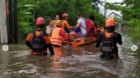 Tim SAR Gabungan Evakuasi 33 Wisatawan, Termasuk 6 Balita yang Terjebak Banjir di Seminyak Bali.&nbsp; foto: Instagram @basarnas_bali