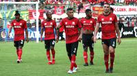 Pemain Madura United tampak lesu setelah kalah 2-4 dari Persebaya Surabaya dalam laga terakhir Grup A Piala Gubernur Jatim 2020 di Stadion Gelora Bangkalan, Madura, Jumat (14/2/2020). (Bola.com/Aditya Wany)