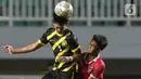 Pemain Timnas U-17 Indonesia, M Narendra Tegar (kanan) berebut bola dengan Adib Ibrahim Adnan (Malaysia U-17) pada laga terakhir Kualifikasi Grup B Piala Asia U-17 2023 di Stadion Pakansari, Kab. Bogor, Jawa Barat, Minggu (9/10/2022). Laga kedua tim berlangsung sengit dan Timnas U-17 Indonesia menelan pil pahit kekalahan dari Malaysia U-17 dengan skor 1-5. (Liputan6.com/Helmi Fithriansyah)