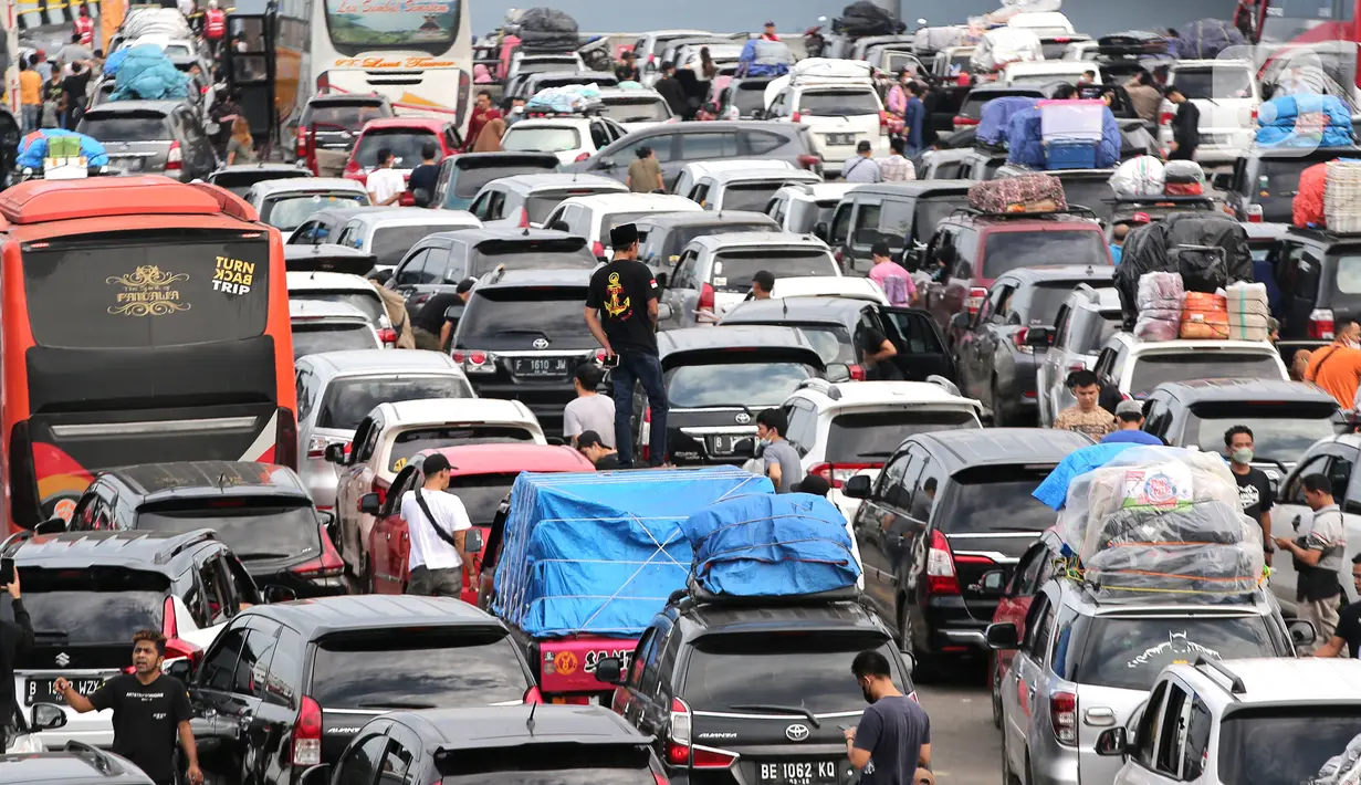 <p>Pemudik keluar dari kendaraannya untuk beristirahat sembari merenggangkan badan di Pelabuhan Merak, Banten, Jumat (29/4/2022). Banyak pemudik yang memanfaatkan waktu sebelum masuk kapal dengan beristirahat di area dermaga setelah mereka terjebak macet hingga berjam-jam. (Liputan6.com/Angga Yuniar)</p>