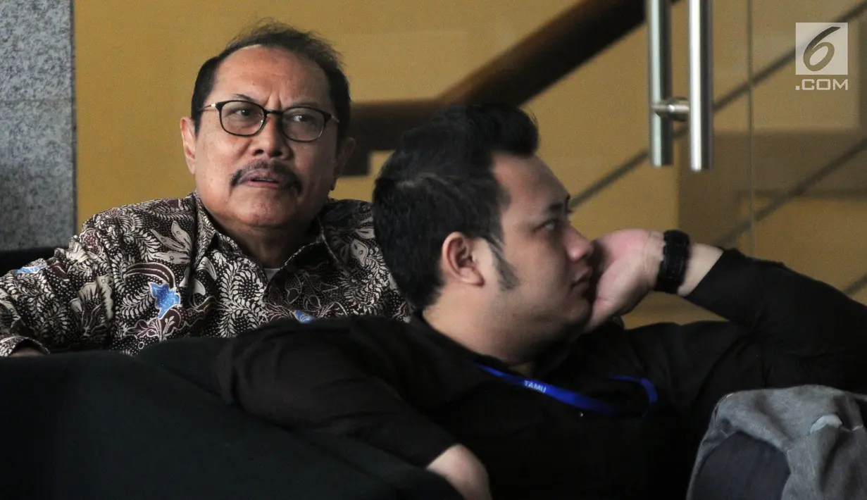 Mantan Sekda Jawa Timur, Ahmad Sukardi menunggu panggilan akan menjalani pemeriksaan di Gedung KPK, Jakarta, Rabu (31/7/2019). Ahmad Sukardi diperiksa sebagai saksi terkait kasus dugaan suap pengadaan barang dan jasa di Pemkab Tulungagung tahun anggaran 2018. (merdeka.com/Dwi Narwoko)