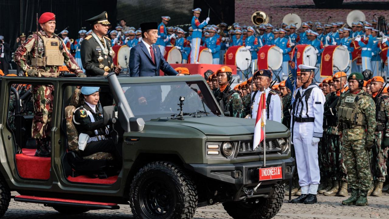 VIDEO: Sangar Danjen Kopassus Jadi Komandan Upacara HUT ke-79 TNI, Lapor ke Jokowi Dilihat Prabowo