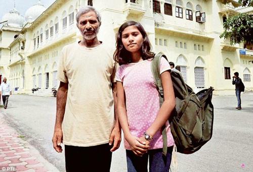 Sushma dan sang ayah | Photo: Copyright indiatimes.com