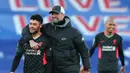 Pelatih Liverpool, Jurgen Klopp, bersama Alex Oxlade-Chamberlain merayakan kemenangan atas Crystal Palace pada laga lanjutan Liga Inggris di Selhurst Park Stadium, Sabtu (19/12/2020) malam WIB. Liverpool menang 7-0 atas Crystal Palace. (AFP/Clive Rose/pool)