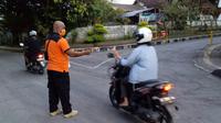 Gunung Agung di Karangsem, Bali, kembali erupsi. Beberapa wilayah terdampak mengalami hujan abu akibat peristiwa alam tersebut. Erupsi memunculkan tinggi kolom abu vulkanik setinggi 2.000 meter atau 5.142.meter di atas permukaan laut pada Minggu (21/4/2019) pukul 03.21 WITA. (dok. BNPB)