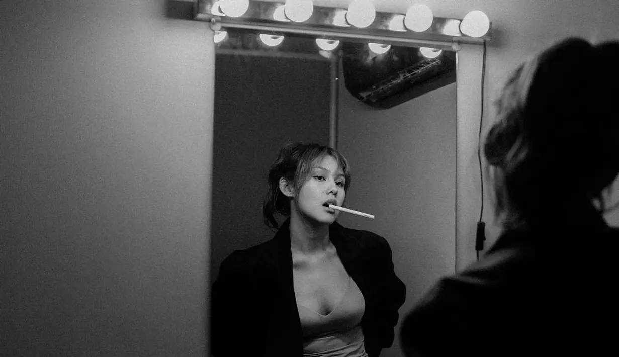 Tampil slay, Vanesha Prescilla kenakan tanktop dan rok dengan blazer hitam [@vaneshaass]