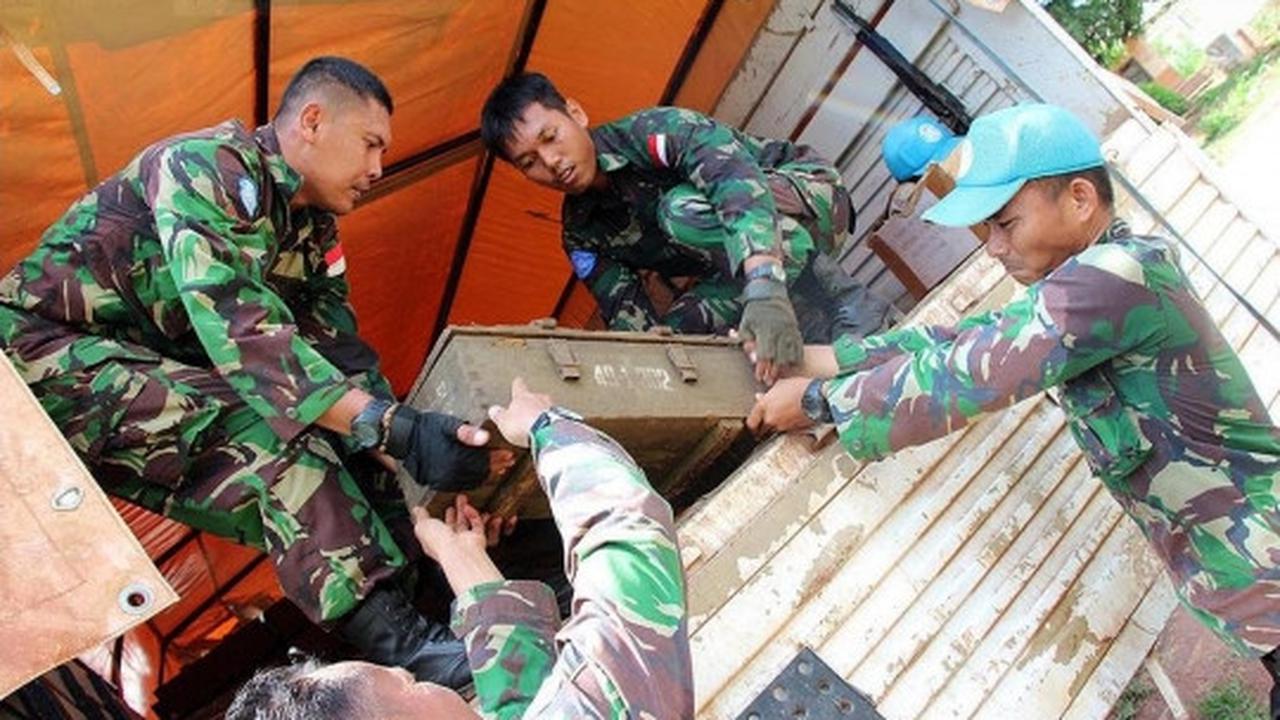 Aksi Pasukan Garuda evakuasi 6 ton bahan peledak konflik Afrika
