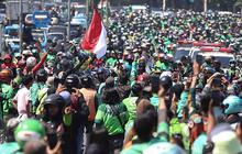 FOTO: Ribuan Ojol Antar Kepergian Affan ke Peristirahatan Terakhir