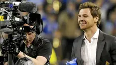 Pelatih FC Porto Andre Villas-Boas tersenyum lepas usai tim asuhannya mengalahkan Sporting Braga dalam partai final UEFA Europa League di Dublin, Irlandia, 18 Mei 2011. AFP PHOTO/MIGUEL RIOPA