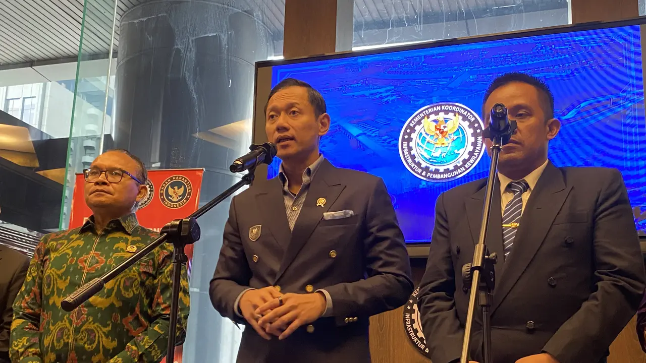 Menteri Koordinator (Menko) Bidang Infrastuktur dan Pembangunan Kewilayahan Agus Harimurti Yudhoyono (AHY) di kantornya, Jakarta.