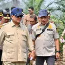 Mendagri Tito Dampingi Presiden Prabowo Tinjau Lahan Terbakar di Kalbar