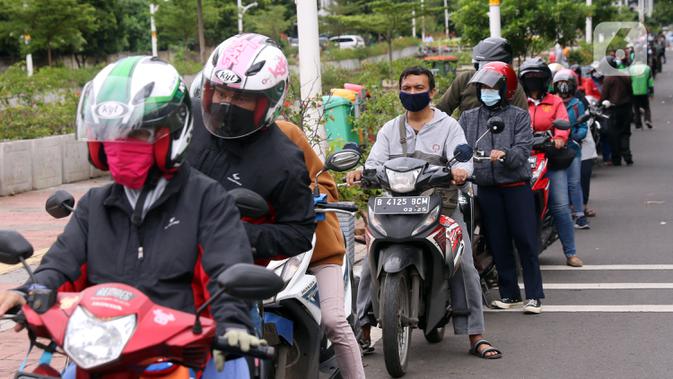 Antrean pengendara motor saat uji emisi gratis di Jakarta Barat, Rabu (13/1/2021). Dinas Lingkungan Hidup DKI Jakarta mengumumkan kendaraan yang tidak mengikuti uji emisi atau tidak lulus uji emisi gas buang akan dikenakan disinsentif tarif parkir yang tinggi dan tilang. (Liputan6.com/Angga Yuniar)