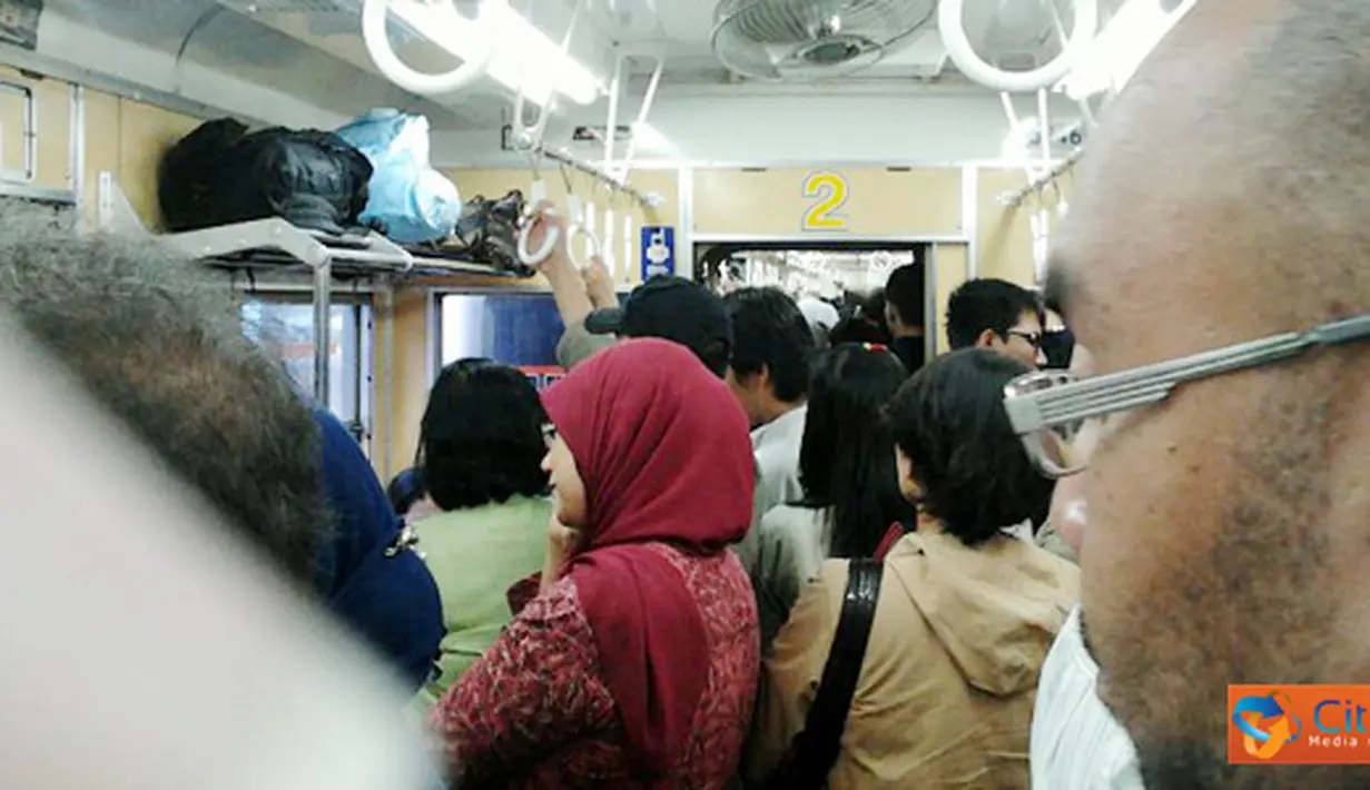 Citizen6, Jakarta: Para penumpang KA Express Bekasi yang tertahan selama dua jam di Stasiun Jatinegara, Jakarta, Jumat (20/05). 