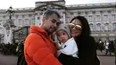 Menyambut tahun baru banyak dipilih untuk berlibur bersama keluarga. Termasuk Nagita Slavina bersama anak dan suaminya yang memilih London untuk menghabiskan liburan akhir tahunnya. (Instagram/raffinagita1717)
