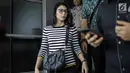 Artis peran Tyas Mirasih usai membuat laporan di Polda Metro Jaya, Jakarta, Rabu (21/3). Kedatangan Tyas untuk melaporkan pihak yang menuduhnya telah menculik anak. (Liputan6.com/Faizal Fanani)