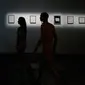 Pengunjung melihat koleksi pada pameran 'Discorde, Fille de la Nuit' di museum Palais de Tokyo di Paris, 5 Mei 2018. Museum ini menjadi museum pertama yang mendapati kunjungan khusus dari kaum nudis atau telanjang. (AFP/GEOFFROY VAN DER HASSELT)