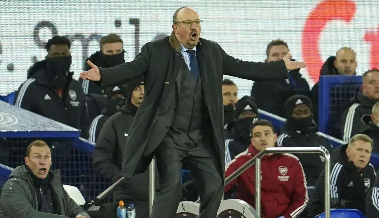 Rafael Benitez. Pelatih berusia 61 tahun yang kini menjadi juru taktik Everton sejak awal musim 2021/2022 ini mengumpulkan 173 kemenangan dari 355 laga. Selain bersama The Toffees, jumlah tersebut termasuk bersama 3 klub lainnya, Liverpool, Chelsea dan Newcastle United. (AP/Jon Super)