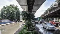 Kendaraan melintas dekat lokasi banjir di Jalan RE Martadinata, Ancol, Jakarta, Selasa (9/11/2021). Banjir disebabkan oleh meluapnya Kali Ciliwung Gunung Sahari dan ditambah fenomena air pasang laut yang terus terjadi. (merdeka.com/Iqbal S. Nugroho)