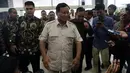 Ketua Umum Partai Gerindra Prabowo Subianto saat tiba di Kompleks Parlemen, Jakarta, Rabu, (16/5). Kedatangan Prabowo untuk membahas perkembangan politik terkini termasuk adanya serangkaian teror. (Liputan6.com/JohanTallo)