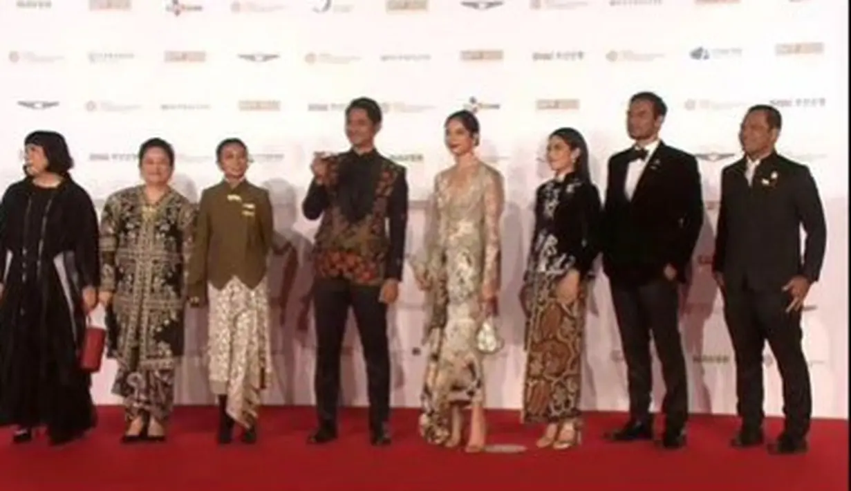 Bawa film lokal ke tingkat internasional, para sineas lokal ini bikin parade busana batik dan kebaya [@therealdisastr]