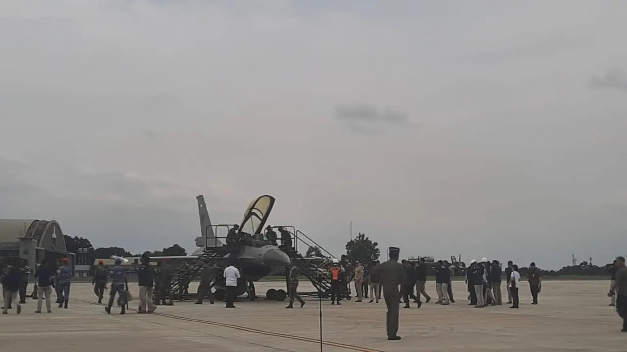 Menteri Pertahanan (Menhan) Prabowo Subianto menjajal pesawat tempur F-16 milik TNI Angkatan Udara (AU), Rabu (8/3/2023).