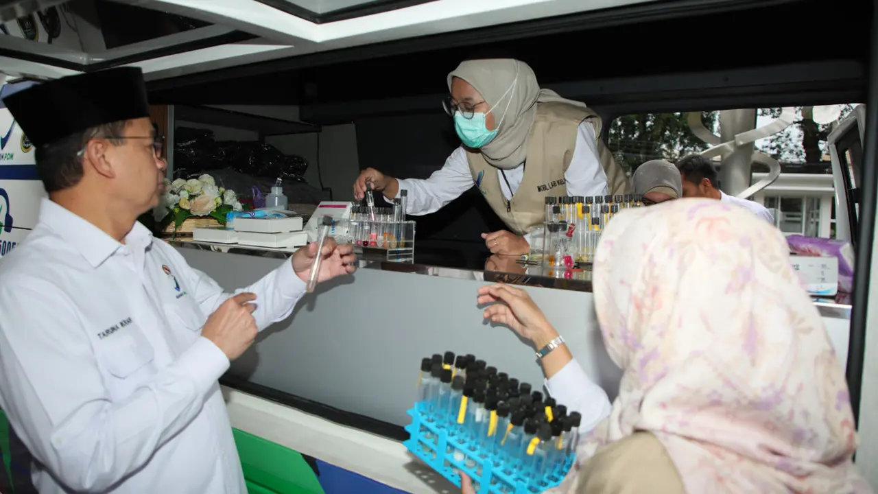 Dari pemeriksaan pada 2.000 sampel takjil di fasilitas produksi pangan seperti pasar tradisional dan pedagang kaki lima ditemukan mi kuning yang mengandung formalin. (BPOM)