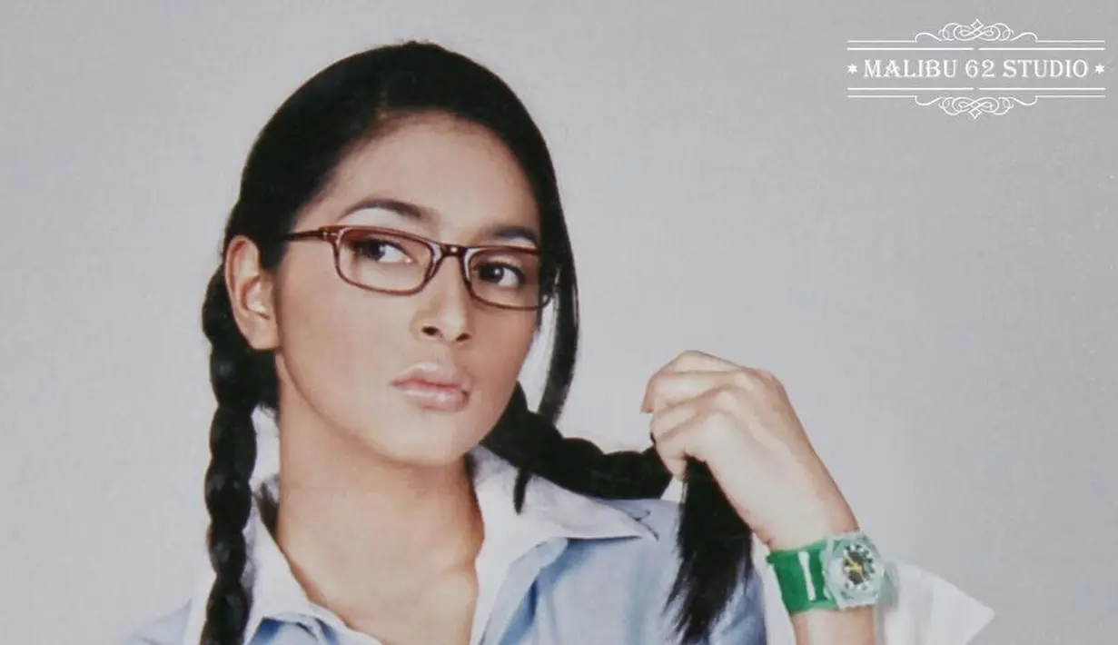 Dari dulu Nabila Syakieb memang sudah punya wajah yang cantik menawan ya. (Foto: instagram.com/malibu62studio)