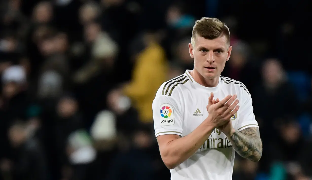 4. Toni Kross - Gelandang berusia 30 tahun ini tampil apik di lini tengah Real Madrid pada kompetisi Liga Champions 2019/2020. Meski gagal membawa Real Madrid meraih gelar juara Liga Champions, Kroos mampu membuktikan dirinya sebagai gelandang terbaik. (AFP/Javier Soriano)