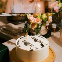 Ariel Tatum merayakan ulang tahun kelima anabul di rumah dengan gaya sederhana: dress satin turquoise, sanggul berhias bunga (@arieltatum)