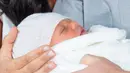 Bayi laki-laki Pangeran Harry dan Meghan Markle yang baru lahir terlihat di St George's Hall di Windsor Castle di Windsor, London (8/5/2019). Pangeran Harry dan Meghan Markle melahirkan anak pertama mereka di Frogmore Cottage pada Senin pagi, 6 Mei 2019.  (AFP Photo/Dominic Lipinski)