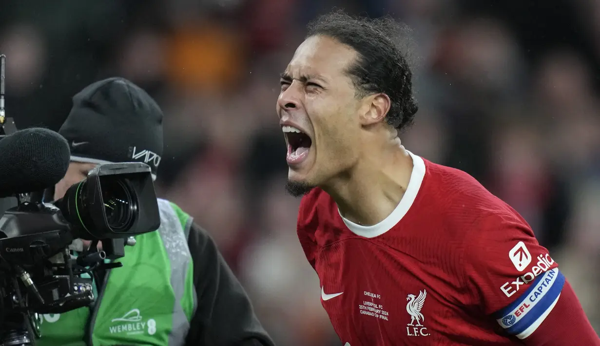 Pemain Liverpool, Virgil van Dijk, melakukan selebrasi setelah mencetak gol ke gawang Chelsea pada laga final Carabao Cup 2023/2024 di Stadion Wembley, Minggu (25/2/2024). (AP Photo/Alastair Grant)