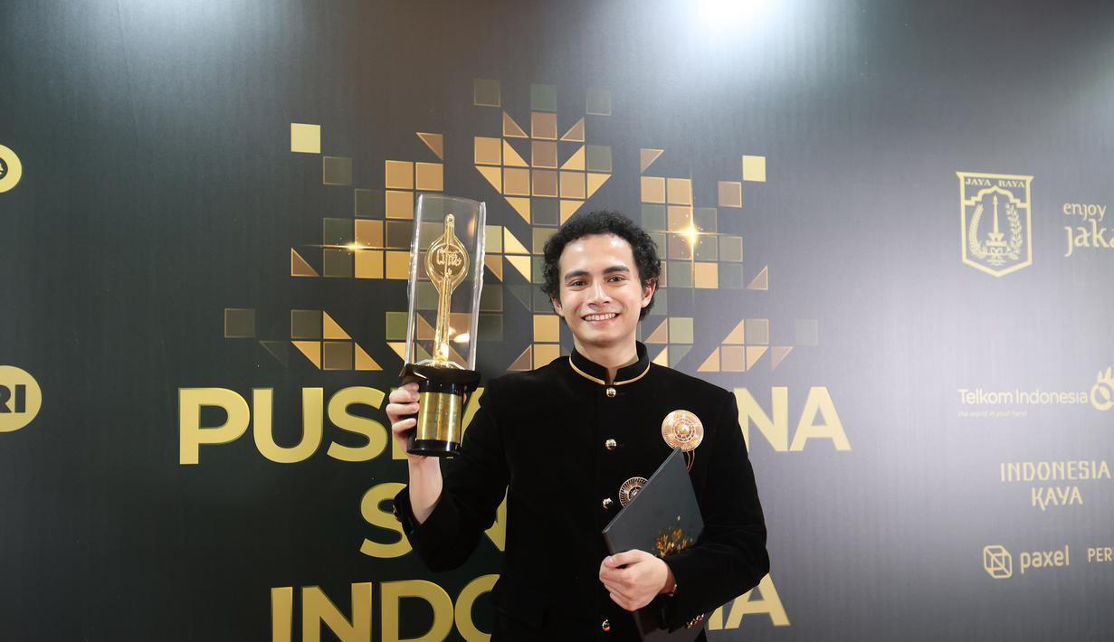 Omara Esteghlal berfoto bersama Piala Citra FFI pada malam penganugerahan di Taman Ismail Marzuki (TIM) Jakarta pada Kamis (20/11/2025) malam. Omara Esteghlal menyabet penghargaan bergengsi ini berkat akting memukaunya dalam film Pengepungan di Bukit Duri. (Kapanlagi.com/Budy Santoso)