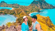 Hubungan Via Vallen dan Chevra Papinka semakin hari kian mesra. Pasangan yang belakangan kerap tampil berduet membawakan lagu ini makin kompak dan baru saja menjalani liburan bersama di Labuan Bajo. (Liputan6.com/IG/@viavallen)
