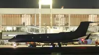 Pesawat yang membawa mantan Presiden Filipina Rodrigo Duterte ke Den Haag bersiap lepas landas di Manila pada Selasa (11/3/2025). (Dok. AP/Aaron Favila)