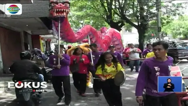 kirab dua barongsai dan satu liong berkeliling Pecinan menambah semarak perayaan yang selalu digelar 15 hari setelah perayaan tahun baru Imlek.