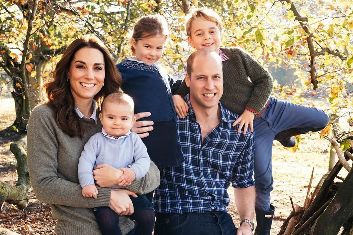 Princess Charlotte Pakai Baju Warisan Kakaknya di Kartu Natal Resmi Kerajaan